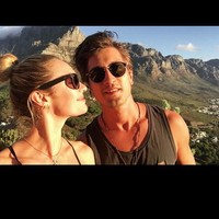 Candice Swanepoel-Hermann Nicoli, pasangan rupawan ini sama-sama berprofesi sebagai model. Mereka bertunangan di tahun 2005 dan memiliki seorang anak lelaki tahun lalu. Foto: Instagram
