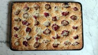 Plum torte populer pada tahun 1983 karena resepnya diterbitkan The New York Times. Kue sederhana ini menggabungkan Plum kecil berwarna ungu dan gula yang dibakar di kue yang lezat. Foto: Istimewa