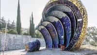 Halte-halte bus di Abkhazia itu diciptakan oleh Zurab Tsereteli, seorang seniman yang kemudian menjadi presiden Akademi Seni Rusia (Dok. CNN Travel/Christopher Herwig)