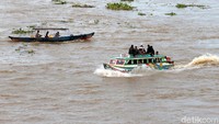 Jika kebanyakan masyarakat menikmati kendaraan umum dan mobil pribadi, di Sungai Musi masyarakat masih memanfaatkan perahu sebagai sarana transportasi.