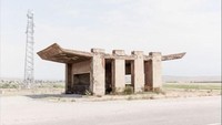Lokasi halte bus yang paling ia sukai beberapa di antaranya ada di Abkhazia. Halte yang mirip toilet umum (Dok. CNN Travel/Christopher Herwig)