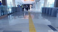 Setelah tapping tiket, calon penumpang akan diarahkan menuju lantai satu yang merupakan area peron untuk naik ke kereta. Seluruh fasilitas tampak sudah lengkap seperti eskalator alias tangga berjalan dan elefator atau lift siap melayani calon penumpang saat stasiun ini beroperasi penuh.