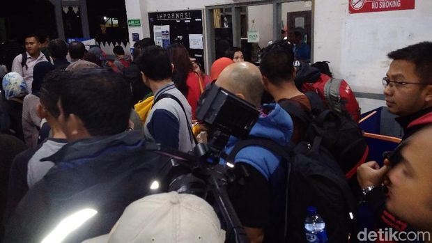 Petugas Masih Evakuasi Longsor yang Tutup Jalur Rel KA di Garut