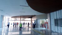 Pantauan detikFinance di lokasi, saat ini para pekerja sedang melakukan penyelesaian pekerjaan atap hingga pengecatan sejumlah bagian stasiun.