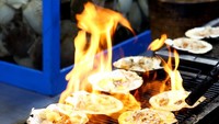 Ini jadi salah satu booth jajanan kekinian yang ada di Myeongdong. Scallop yang masih melekat dengan cangkangnya dibumbui dengan dua jenis keju yaitu mozarella dan cheddar. Lalu di bakar dengan tambahan butter hingga matang dan meleleh sempurna. Foto: Daniel Food Diary