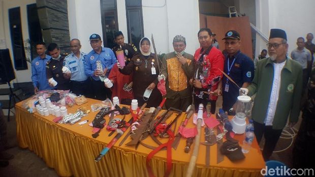 Kejari Sukabumi Blender dan Bakar Narkoba serta Senjata Tajam