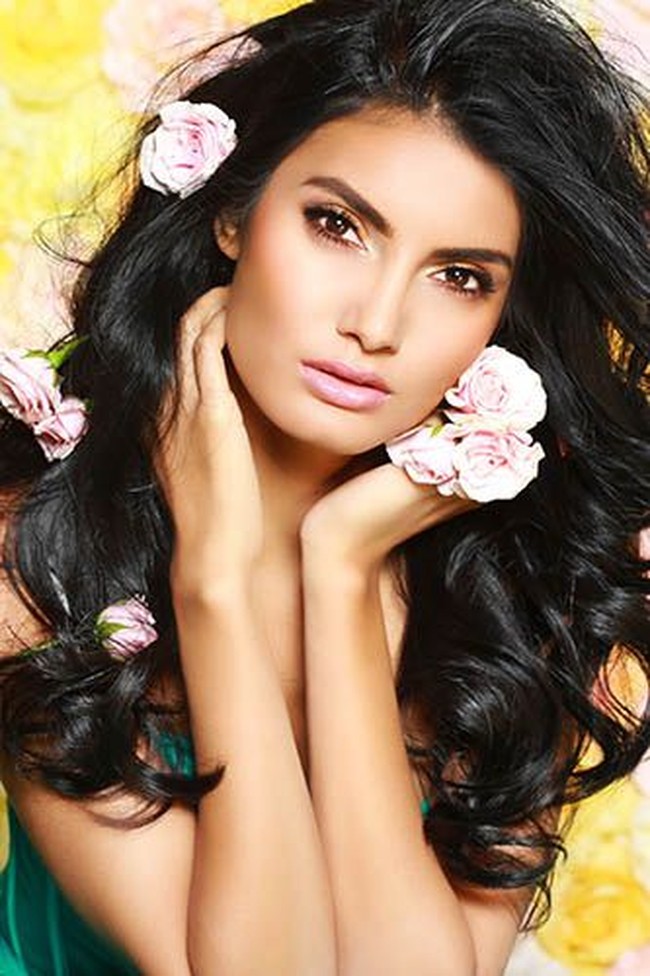 Inilah finalis cantik asal Spanyol, Sofía del Prado, yang diprediksi menjadi pemenang Miss Universe 2017. Sofia yang berusia 22 tahun dan memiliki tinggi badan 180 cm itu adalah sarjana hubungan internasional. Foto: dok. miss universe