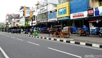 Kalau datang di pagi hari, suasana masih belum ramai. Toko-toko belum buka. Barang dagangan di lapak pedagang pun masih ditutup terpal atau kain (Kurnia/detikTravel)