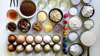 Salah satu yang mempopulerkan foto gradasi makanan adalah Brittany Wright. Fotografer asal Seattle ini pernah membuat foto gradasi dengan objek bahan-bahan pembuat kue. Foto: Brittany Wright