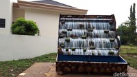 Beralih ke luar kediaman, terlihat ada replika air terjun kecil untuk prosesi upacara Marpangir.