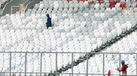 Kapasitas penonton itu bisa sangat detail dengan perubahan tribune penonton yang dulu berupa apapan, kini menjadi single seat dan sebagian mengaakomodasi difabel.