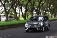 Nissan Grand Livina sebelum diganti Livina kembaran Xpander.  