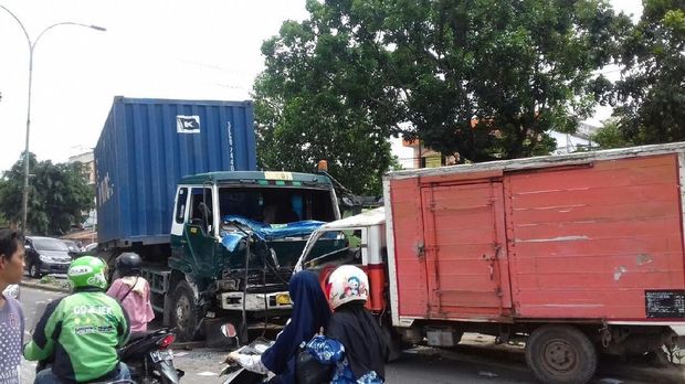 Truk Peti Kemas 'Adu Banteng' Lawan Mobil Boks di Palembang