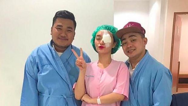 Zaskia Gotik usai operasi mata.
