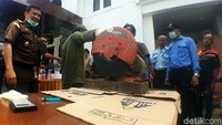 Seluruh barang bukti dimusnahkan dengan cara yang berbeda, ada yang dibakar, diblender hingga dipotong menggunakan mesin gerinda.