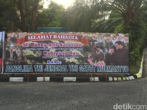 Karangan Bunga untuk Kahiyang-Bobby di Medan Mulai Berdatangan