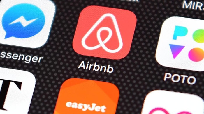 LONDON, ENGLAND - AUGUST 03:  The Airbnb app logo is displayed on an iPhone on August 3, 2016 in London, England.  (Photo by Carl Court/Getty Images)
