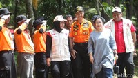 Ketua Umum PDI Perjuangan Megawati Soekarnoputri saat hadir dalam acara pelatihan Badan Penanggulangan Bencana (Baguna) di Bumi Perkemahan Cibubur, Jakarta, Kamis (23/11/2017).