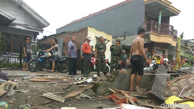 Warga Desa Tambakrejo bersih-bersih/