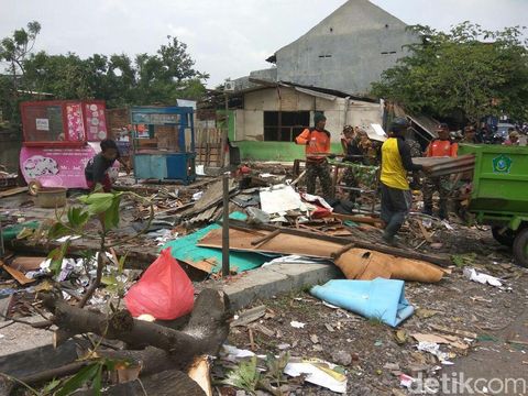 Sisa-sisa puting beliung dibersihkan/