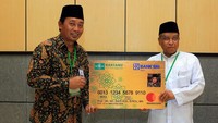 Direktur Hubungan Kelembagaan Bank BRI Sis Apik Wijayanto bersama Ketua Umum PBNU Said Aqil Siroj memegang Kartu Tanda Anggota Nahdhatul Ulama usai Pembukaan Munas Alim Ulama dan Konferensi Besar Nahdlatul Ulama, Nusa Tenggara Barat, Jumat (23/11/2017). Foto: dok. BRI
