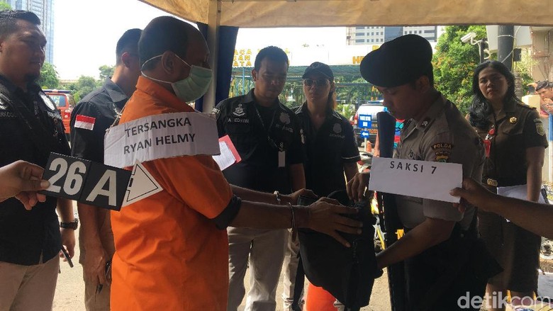 Rekonstruksi Serahkan Diri, Helmi: Polisi Kaget Isi Tas Saya Senpi Rekonstruksi Serahkan Diri, Helmi: Polisi Kaget Isi Tas Saya Senpi