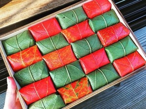 Tiap Musim Gugur, Toko Ini Sajikan Sushi dengan Bungkus Daun Persimmon yang Cantik!