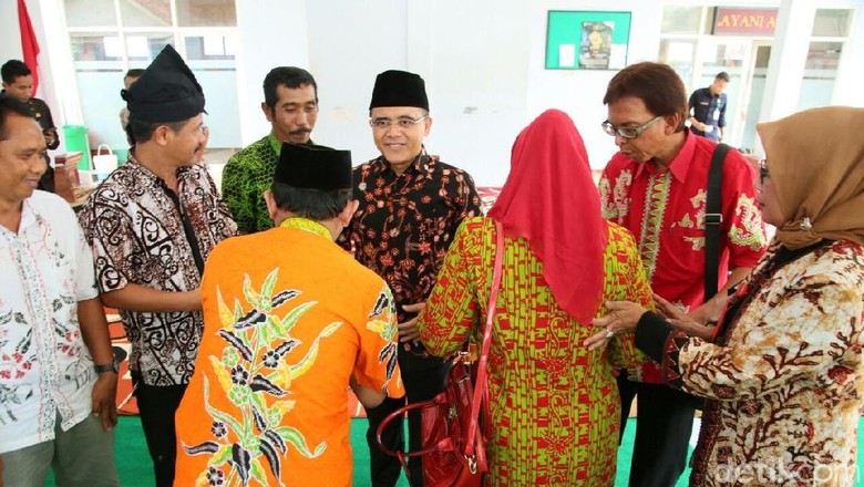 Anas Manfaatkan Waktu di Luar Jam Kerja untuk Keliling Jatim Anas Manfaatkan Waktu di Luar Jam Kerja untuk Keliling Jatim
