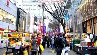 Seorang food blogger asal Singapura yaitu Daniel Food Diary mengajak Anda untuk mengintip ragam jajanan di kawasan Myeongdong. Di sini berjajar makanan kaki lima dari yang tradisional sampai kekinian. Foto: Daniel Food Diary