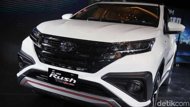 Rush grillenya berwarna gelap