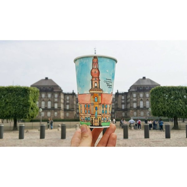 Ide uniknya ini bermula ketika dia ingin memberikan kejutan untuk temannya di dua tahun lalu. Dia memberikan hadiah kepada sahabatnya cangkir kopi yang dilukis. (seyyahart/Instagram) Ide uniknya ini bermula ketika dia ingin memberikan kejutan untuk temannya di dua tahun lalu. Dia memberikan hadiah kepada sahabatnya cangkir kopi yang dilukis. (seyyahart/Instagram)