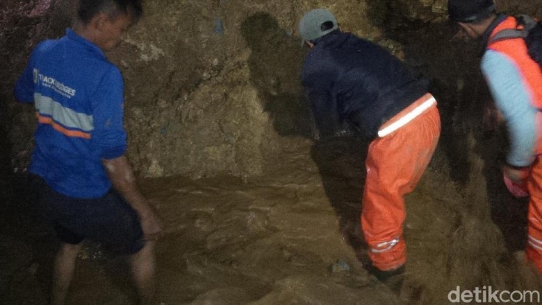 Petugas Masih Evakuasi Longsor yang Tutup Jalur Rel KA di Garut Petugas Masih Evakuasi Longsor yang Tutup Jalur Rel KA di Garut