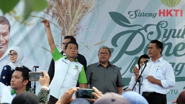 Mentan Amran dan Ketua HKTI Panen Padi di Indramayu