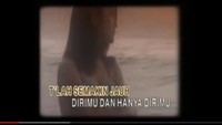 Pipik tampil sebagai model video klip Stinky. Ia tampil di pinggir pantai dan menunjukkan ekspresi galau. Foto: Pipik lawas (ist. YouTube)
