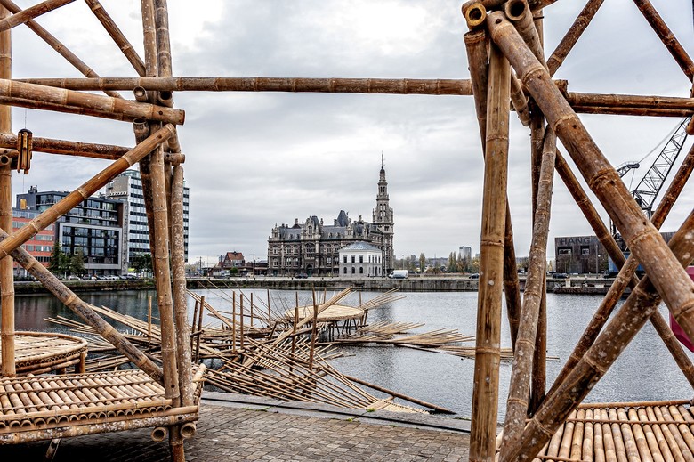 Di Europalia, Instalasi Eko Prawoto Terbuat dari Bambu dan Mengapung di Air Di Europalia, Instalasi Eko Prawoto Terbuat dari Bambu dan Mengapung di Air