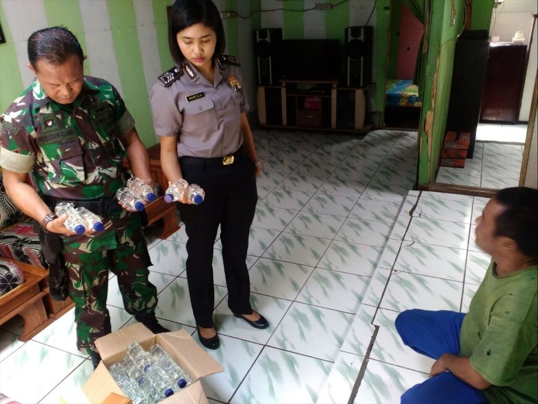 Duet Bareng Babinsa, Polwan Sukabumi Gerebek Lapak Miras Duet Bareng Babinsa, Polwan Sukabumi Gerebek Lapak Miras