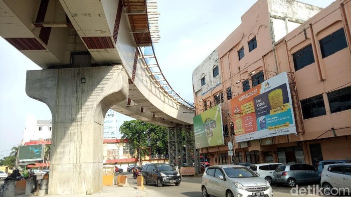 Gedung Ini Hampir Cium LRT Palembang, Bahaya Enggak Ya?