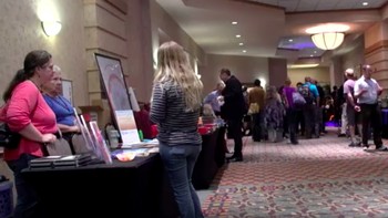 Harga tiketnya lumayan mahal tapi diklaim sold out. Sekitar 500 orang hadir di konferensi yang berlangsung di Embassy Suites Hotel tersebut. Foto: BBC