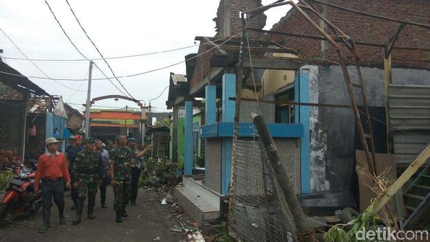 Warga terdampak puting beliung bersih-bersih/