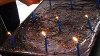 Terlihat seperti kue yang sederhana dan mirip seperti kue brownies cokelat, kue asal texas ini populer pada tahun 1980. Texas Sheet Cake memiliki ukuran yang besar! Foto: Istimewa