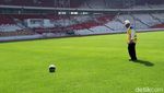 Pakai Helm Proyek, Menteri PUPR Tendang Bola di Stadion GBK