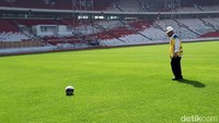 Basuki yang memakai helm proyek menjajal lapangan SUGBK, Kamis (23/11/2017).