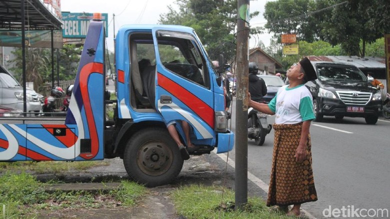 Begini Kondisi Tiang Telepon di Magelang Setelah Ditabrak Mobil Begini Kondisi Tiang Telepon di Magelang Setelah Ditabrak Mobil