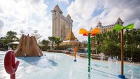 Bagi traveler yang membawa anak kecil, berbagai mainan khusus anak juga  tersedia di Grand Resort Deck hotel Okura. Perosotan, gletser buatan dan air terjun mini bisa membuat si kecil makin senang menginap (Hotel Okura Makau)
