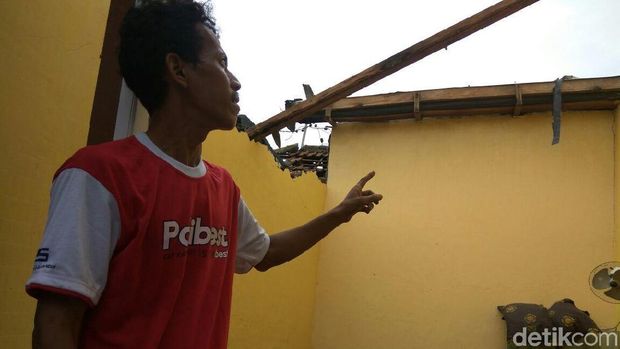 Atap rumah warga terbang dan berjatuhan terbawa angin/