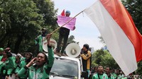 Para driver ojek online juga membawa mobil komando.