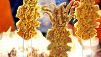 Suka dengan cumi-cumi? Di Myeongdong ada Ojingeo Twigim atau cumi goreng raksasa. Cumi yang dipotong diberi bumbu gurih. Renyah dan enak! Foto: Daniel Food Diary