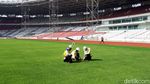 Pakai Helm Proyek, Menteri PUPR Tendang Bola di Stadion GBK