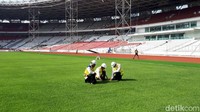Sebelum menjajal stadion, Menteri PUPR Basuki Hadimuljono dan Menteri Keuangan Sri Mulyani sempat meninjau rumput lapangan.