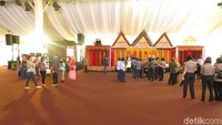 Para tamu yang akan menghadiri upacara adat melakukan pendaftaran di meja yang disiapkan. Mereka juga sempat berpose di depan pelaminan kecil ini.